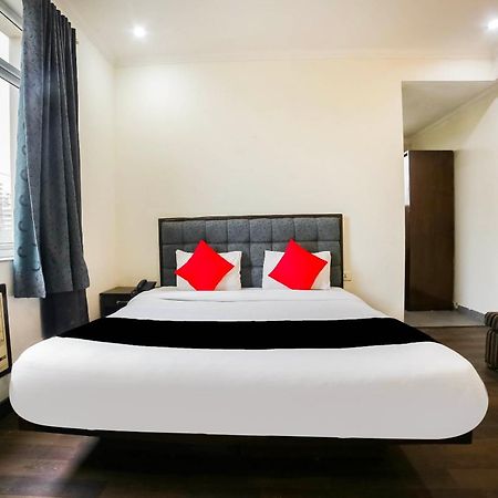 Collection O Satguru House Hotel Gurgaon Exterior photo