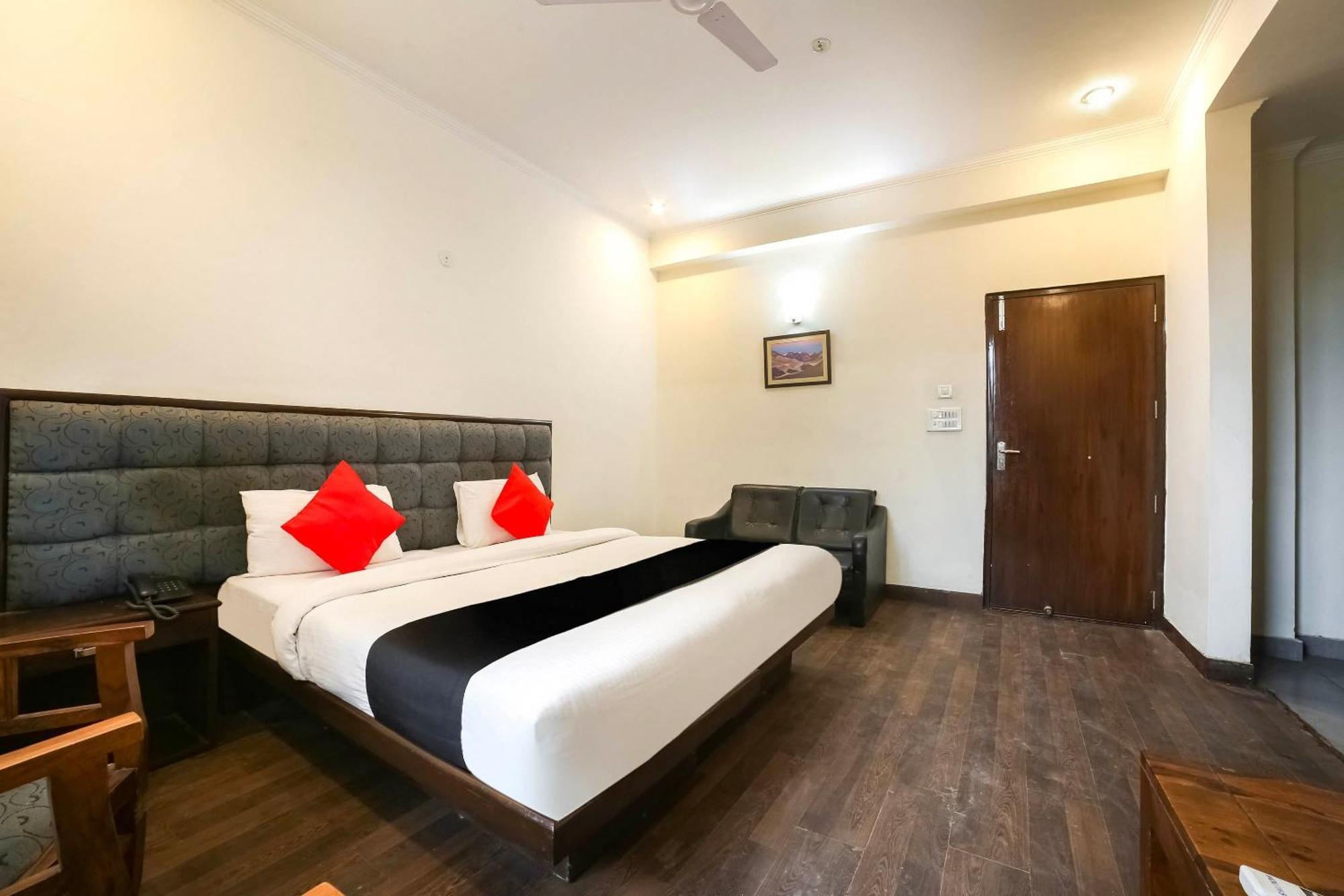 Collection O Satguru House Hotel Gurgaon Exterior photo