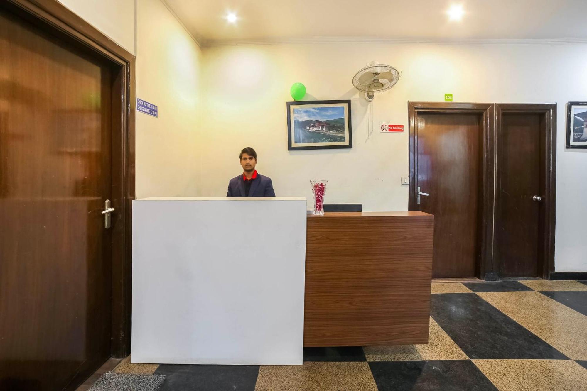 Collection O Satguru House Hotel Gurgaon Exterior photo