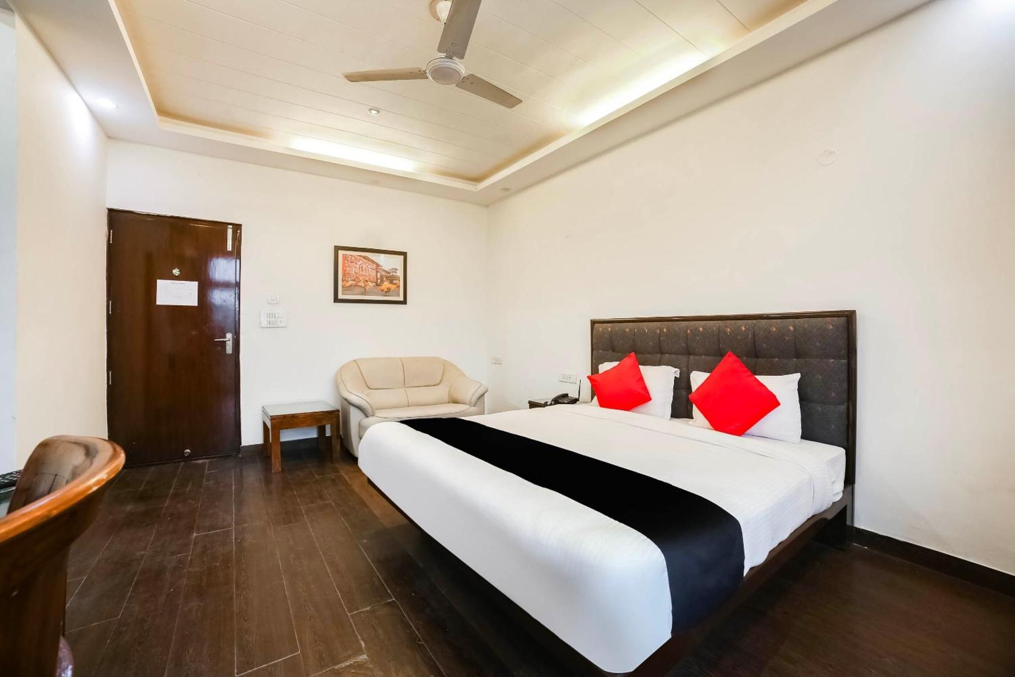 Collection O Satguru House Hotel Gurgaon Exterior photo