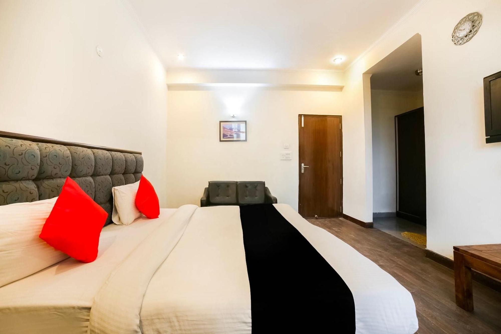 Collection O Satguru House Hotel Gurgaon Exterior photo