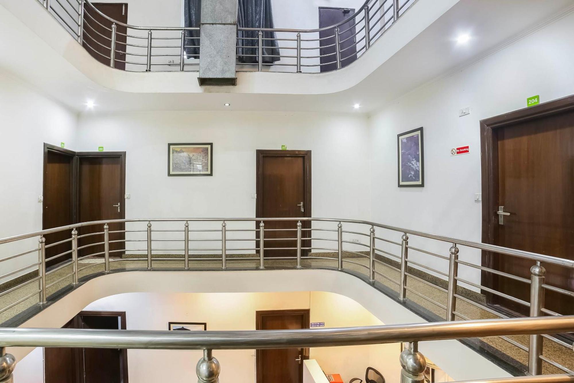 Collection O Satguru House Hotel Gurgaon Exterior photo