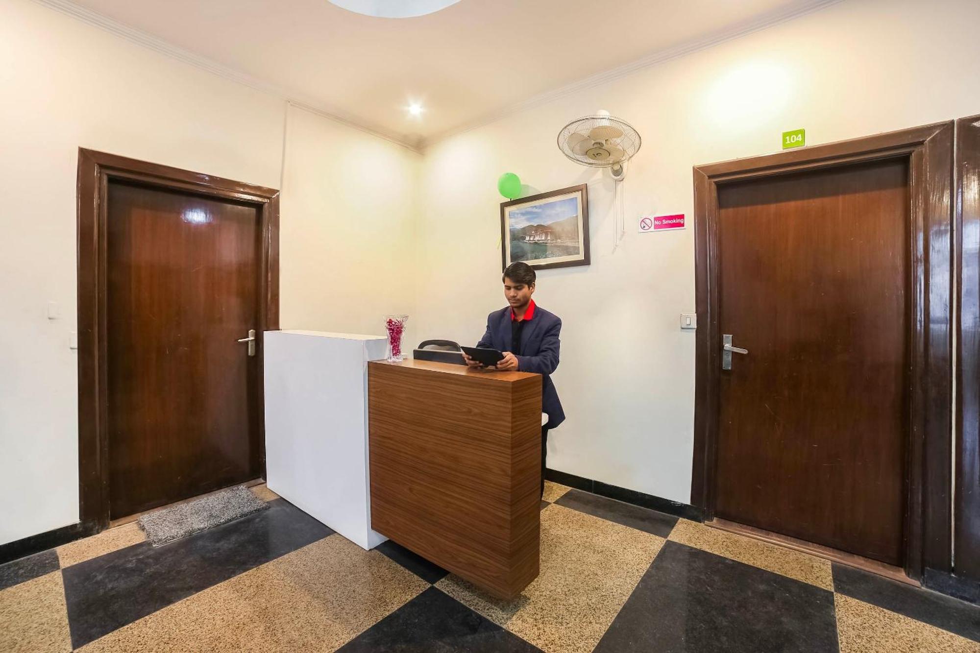 Collection O Satguru House Hotel Gurgaon Exterior photo