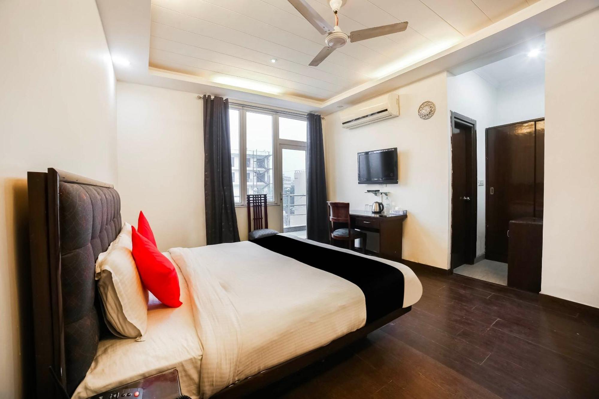 Collection O Satguru House Hotel Gurgaon Exterior photo